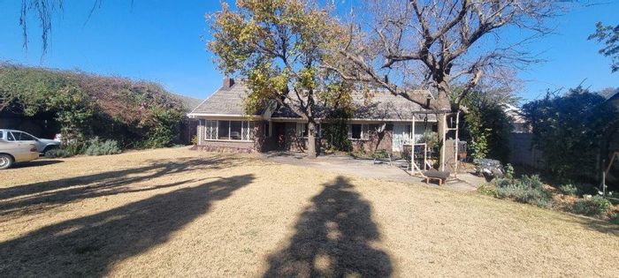 Brackenhurst House For Sale: Spacious 4-bed home with flats, garages, and development potential.