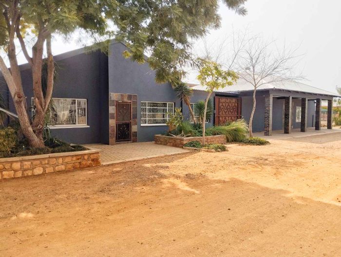 For Sale: Cluster in Mariental Central with spacious layout and private garden.