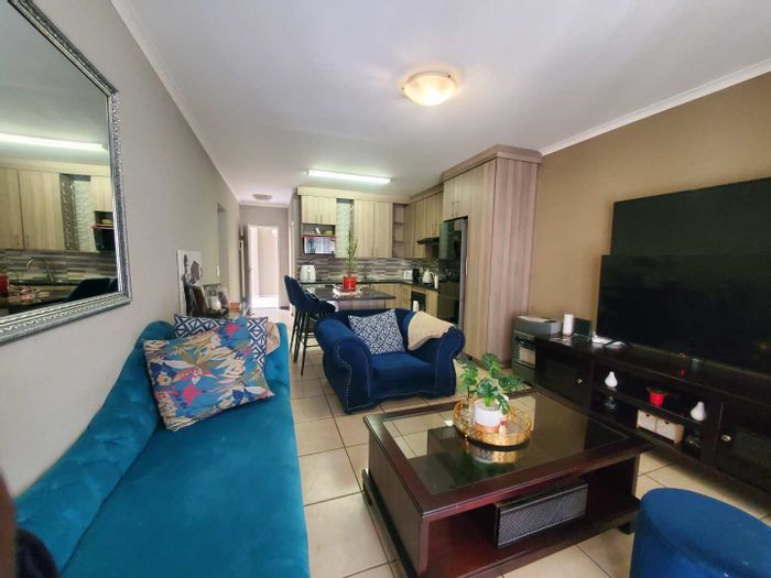 For Sale: 3-Bedroom Apartment in Ruimsig with Pool, Security, and Golf Club Access.