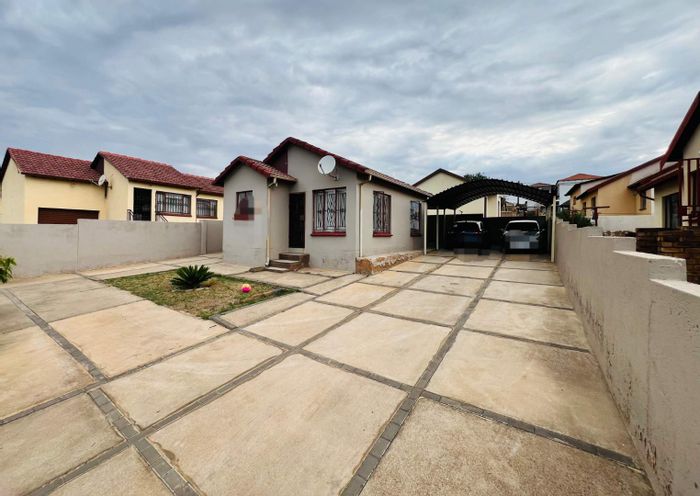 House for Sale in Mamelodi: 2 bedrooms, prepaid electricity, paved yard, carport.