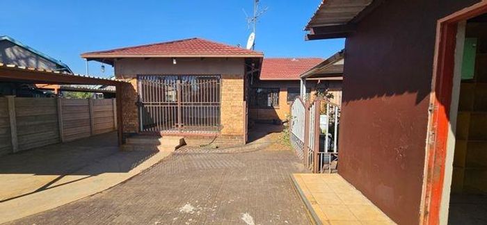 Raceview House For Sale: Spacious yard, garage, carport, and versatile rooms.