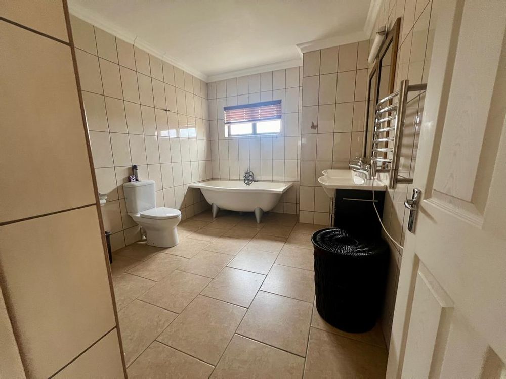 Bedroom 4 en-suite bathroom with bathtub