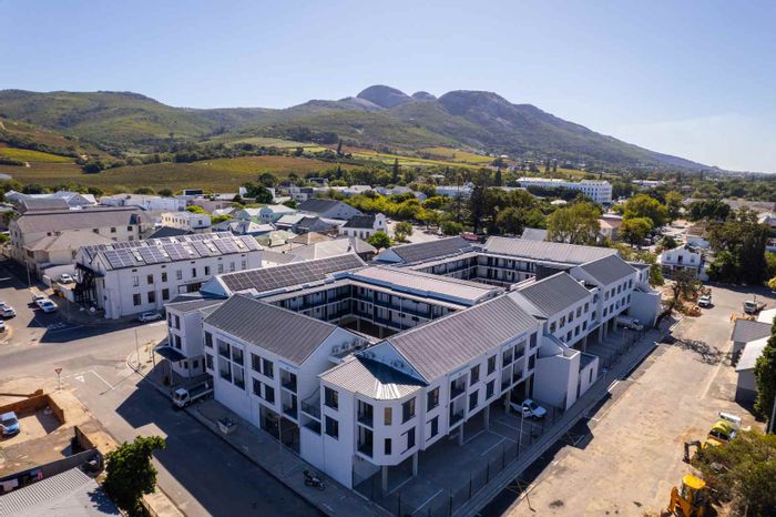 Paarl South Apartment To Rent: Mountain views, solar backup, close to amenities.