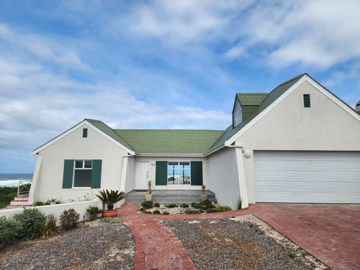 House for Sale in Jakkalsfontein: Sea views, outdoor entertainment, nature reserve amenities.