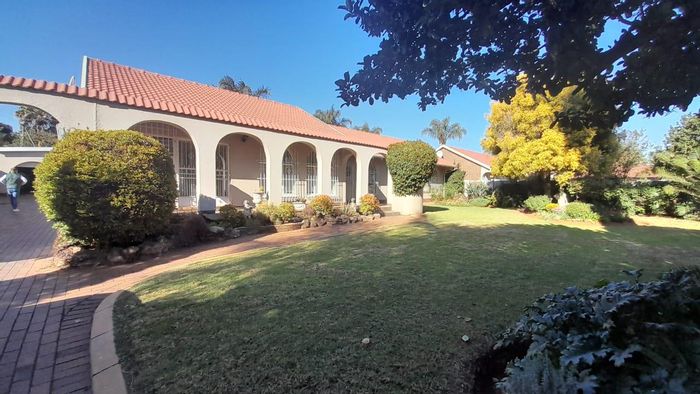 House for Sale in Glen Marais: 3 beds, pool, bachelor flat, double garage.