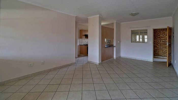 Celtisdal Apartment To Rent: 3 beds, garden, security, water included, garage.