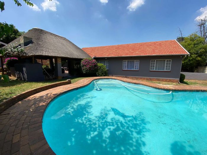 Mulbarton House For Sale: 3 beds, pool, lapa, bar, double garage.