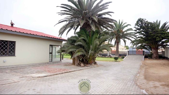 Vineta House For Sale: 3 Bedrooms, 2 Garages, Spacious Yard, Expansion Potential.