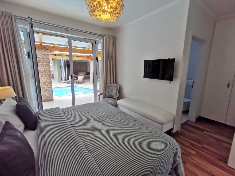 BEDROOM WITH EN-SUITE -GROUND FLOOR 