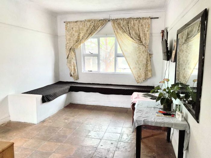 Kensington House For Sale: 3 bedrooms, yard, lounge, and outdoor braai area.