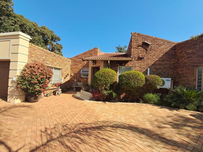 Mulbarton House For Sale: 4 beds, pool, study, man-cave, tandem garage.