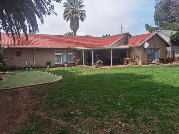 For Sale: House in Van Riebeeck Park with security, spacious kitchen, and garage.