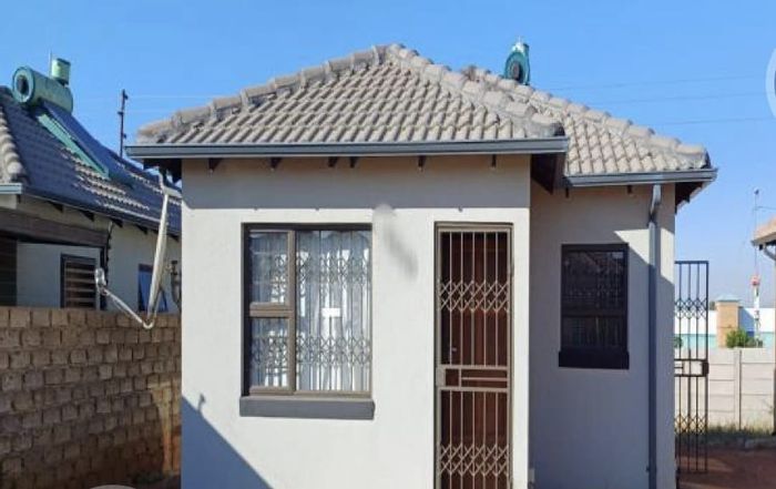 House For Sale in Soshanguve East: 3 Bedrooms, near schools and shopping amenities.