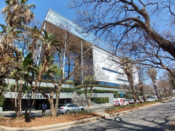 To Rent: Customizable 1,638 sqm Office in Rosebank with great amenities.