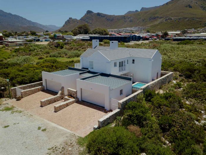 Kleinmond Central House For Sale: 4 Bedrooms, Pool, Braai Room, Ocean Views.