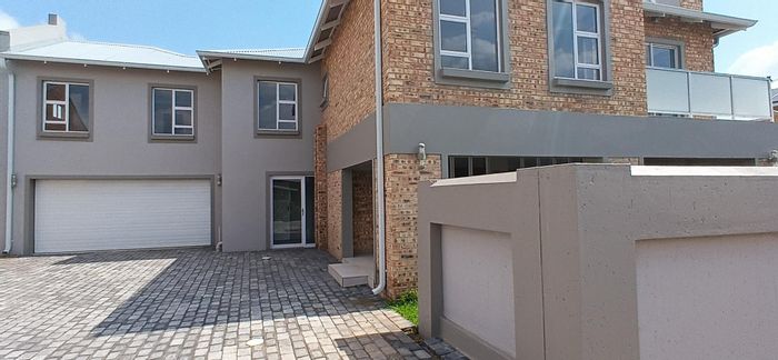 For Sale: House in Beyerspark with 4 en-suite bedrooms, garden, and entertainment area.