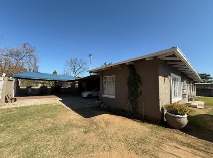 House for Sale in Vanderbijlpark Central East 2: Pool, lapa, flatlet, ample parking.