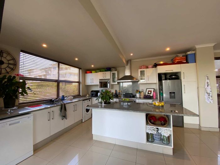 2-Bedroom Apartment To Rent in Gillitts Central with Wi-Fi, garage, and pool access.