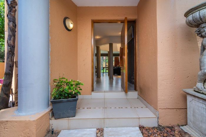 Family Home For Sale in Noordheuwel: Pool, Lapa, Study, 3 Garages.