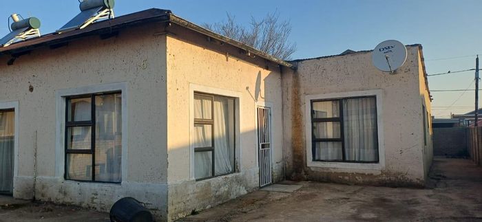 For Sale: 3-bedroom house in Coronationville with open plan kitchen and yard.