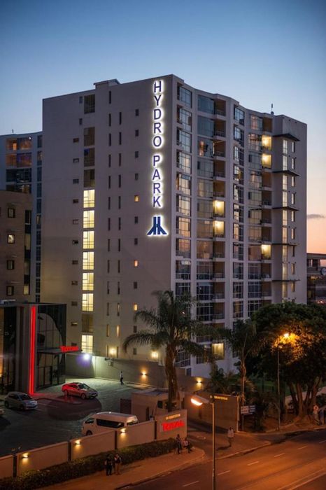 Penthouse To Rent in Sandown: Open-plan, two balconies, full kitchen, work-from-home space.