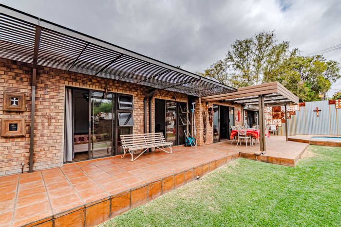 Lynnwood Manor House For Sale: Secure, solar-powered home with pool and flexible spaces.