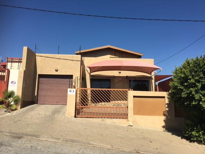 4-Bedroom House in Rocky Crest To Rent with en-suite, study, and garage access.