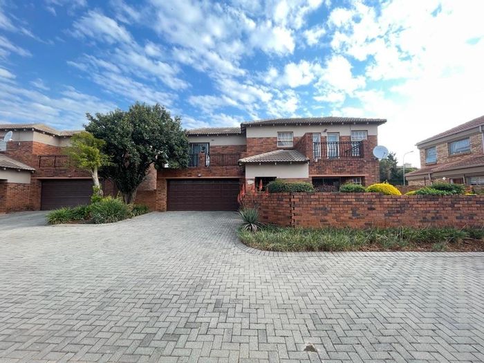 Property #2380221, Townhouse For Sale in Willowbrook