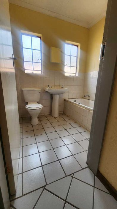 House to Rent in Amandasig: 4 bedrooms, double garage, spacious yard, office space.