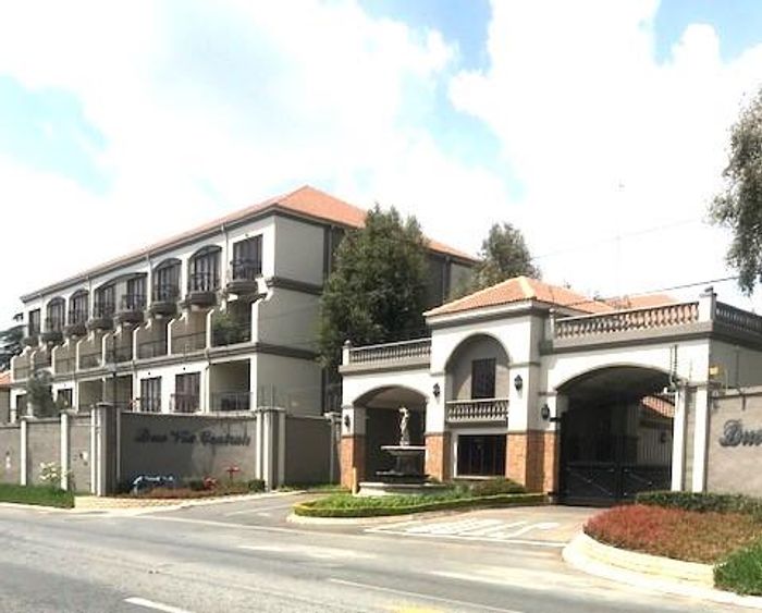 Duplex apartment in Morningside with pools, tennis court, and gym access. To Rent.