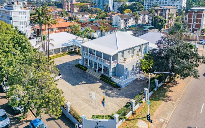 Essenwood Hotel To Rent: 17 rooms, restaurant, parking, dual access, landscaped gardens.