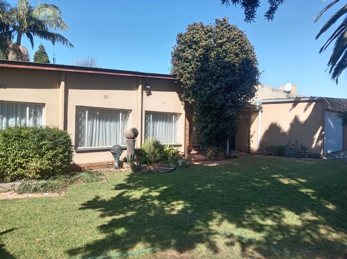 For Sale: House in Birchleigh with 4 bedrooms, pool, and double garage.