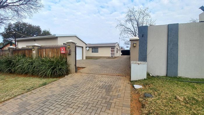 Property #2170629, House for sale in Uitsig