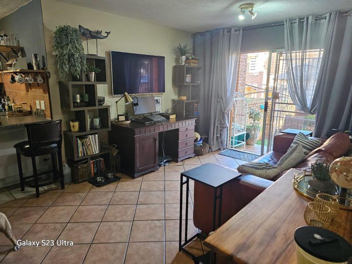 Mooikloof Ridge Apartment To Rent: 2 beds, garden, security, pools, clubhouse amenities.
