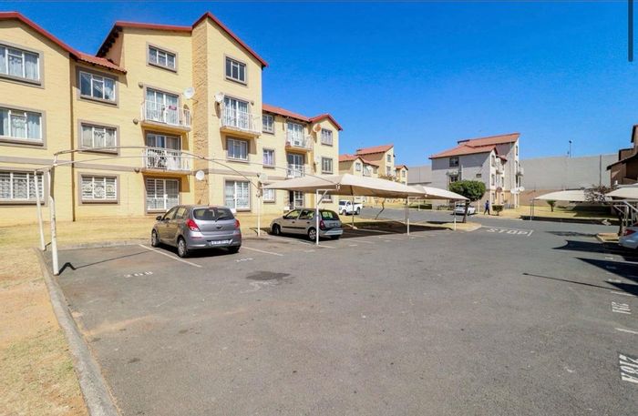 Ormonde Townhouse For Sale: 1 bedroom, secure complex, near Gold Reef Casino.
