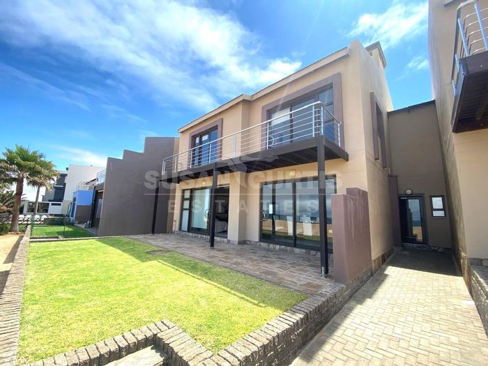 Seafront townhouse in Long Beach to rent, 3 beds, beach access, double garage.