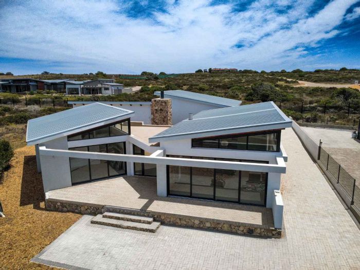 For Sale: House in Still Bay West with 3 beds, 3.5 baths, and spacious courtyard.