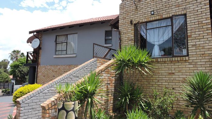 Heuweloord House For Sale: Multi-family living, rental income, spacious outdoor areas.