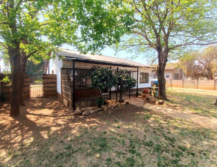 Claremont House For Sale: 3 bedrooms, flatlet, spacious yard, convenient amenities.