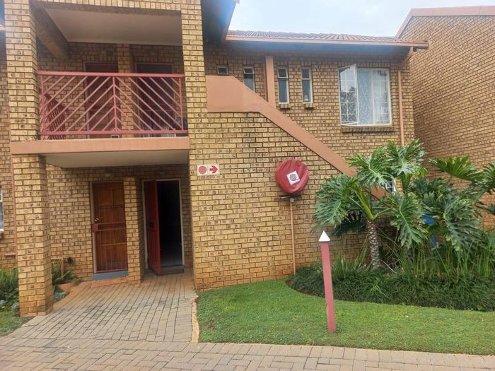 Townhouse To Rent in Faerie Glen with pool, clubhouse, and secure access.