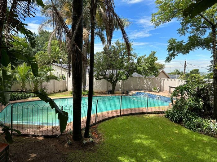 House To Rent in Wendywood: 4 bedrooms, pool, garden, home office, entertainment area.