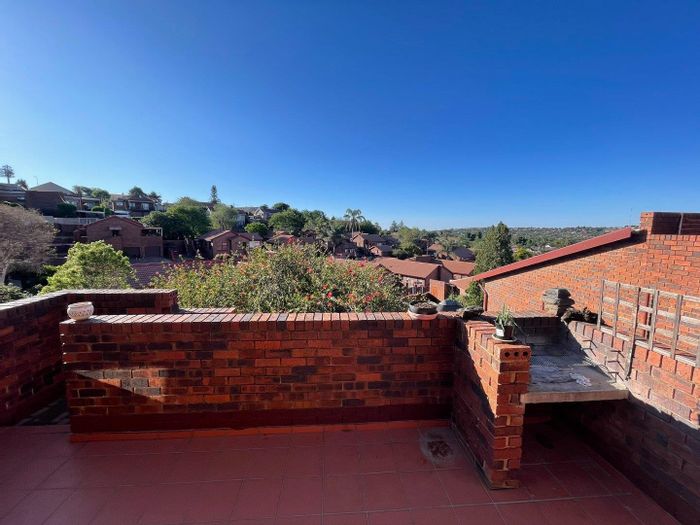 Wilro Park Townhouse For Sale: 2 Bedrooms, Pool, Balcony, Close to Amenities.