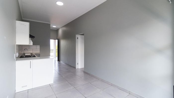 Ferndale Apartment To Rent: 2 Bedrooms, solar power, balcony braai, coffee shop.