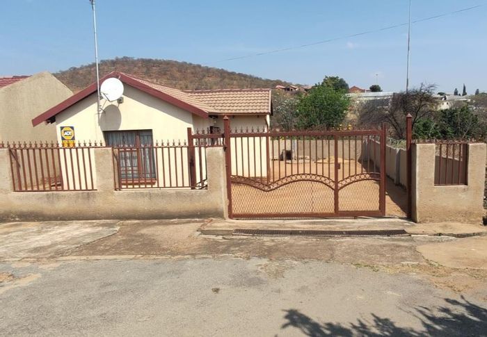 For Sale: House in Morula View with 2 bedrooms, spacious yard, and parking for 5.