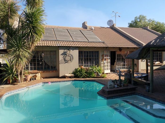 Pollak Park House For Sale: 2 Bedrooms, Pool, Lapa, Double Garage, Versatile Spaces.