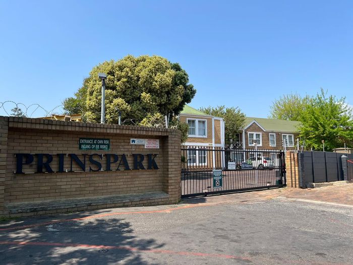 La Colline Apartment For Sale: Secure complex, parking, laundry, communal braai area.