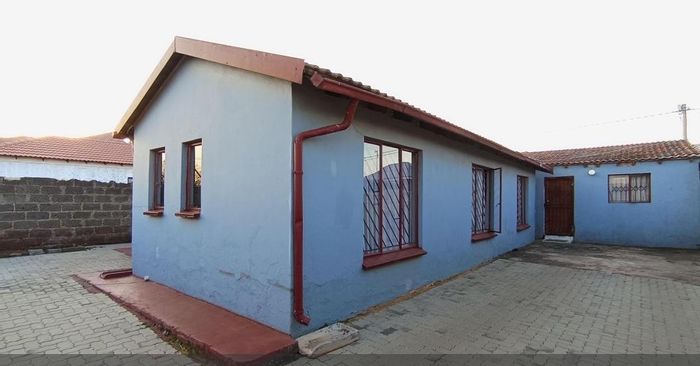 Clayville House For Sale: 3 Bedrooms, 2 Bathrooms, Security, Close to Amenities.