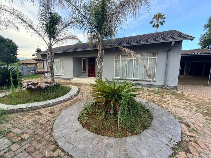 La Hoff House For Sale: 3 Bedrooms, Pool, Garages, Spacious Yard.