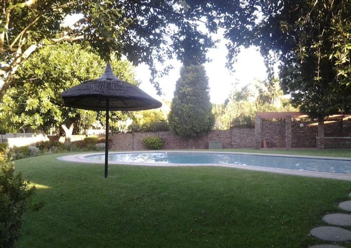 To Rent: Morningside Townhouse with garden, pool access, and pet-friendly options.