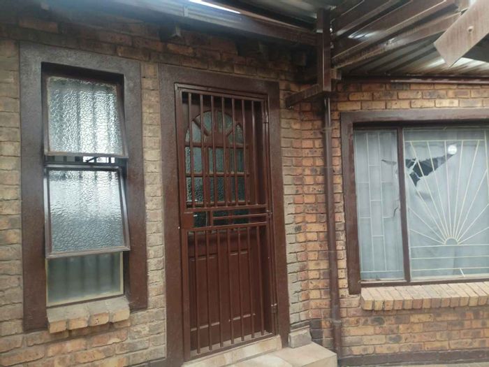 Cottage To Rent in Mamelodi East: Secure, close to amenities, water and electricity included.